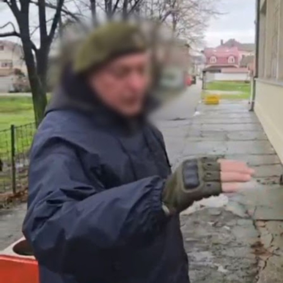 Skandalozno: Lažni veteran sa bokserom na ruci; Na drugom biračkom mestu u Negotinu napadnuta novinarka