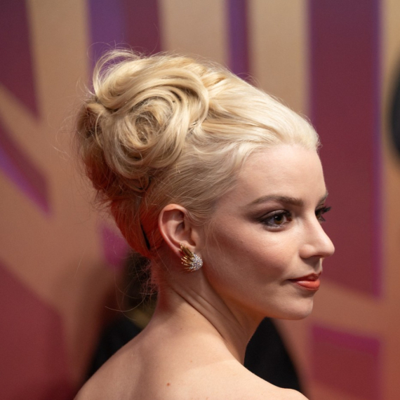 Ova žena je hodajući glamur, a krasi je i specifična lepota FOTO