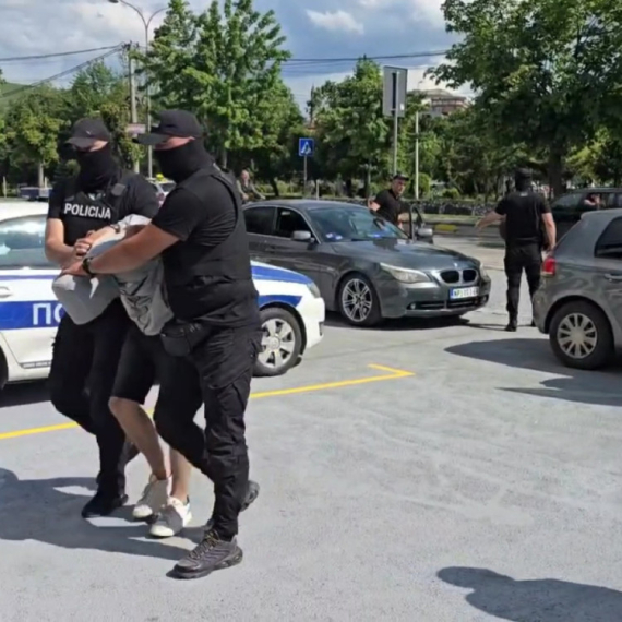 Napravio tajni bunker u automobilu, pa sakrio preko 200 bokseva cigareta