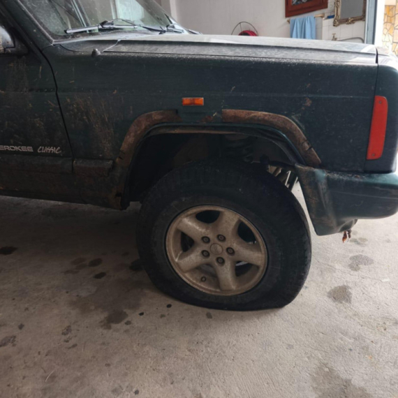 Lažni veterani buše gume meštanima Negotina; Dok blokaderi vrše pritisak na građane, CRTA im pomaže FOTO/VIDEO