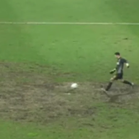 Novi komičan gol u Crnoj Gori – da li će biti vredan titule? VIDEO