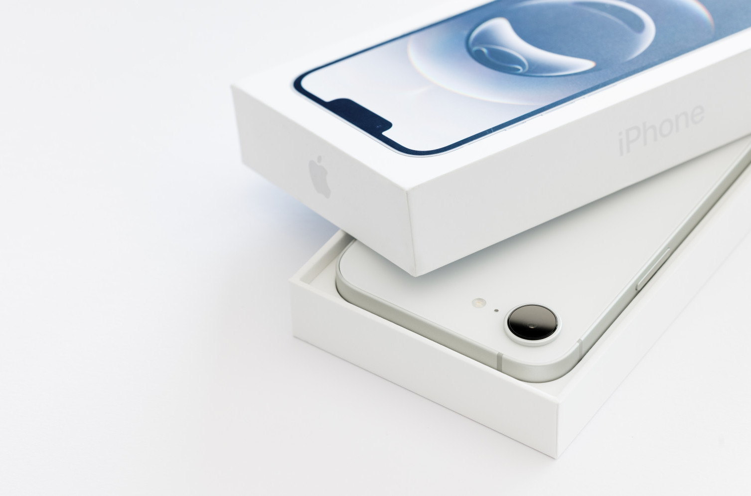 Isto to, samo malo drugačije: Pojavili se renderi za iPhone 17e