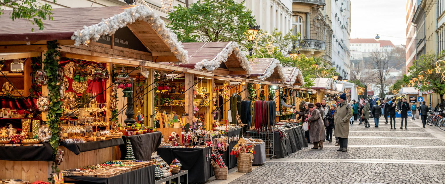 Božićni market u gradu koji Srbi masovno posećuju: Hrana na štandovima skuplja nego u restoranima FOTO