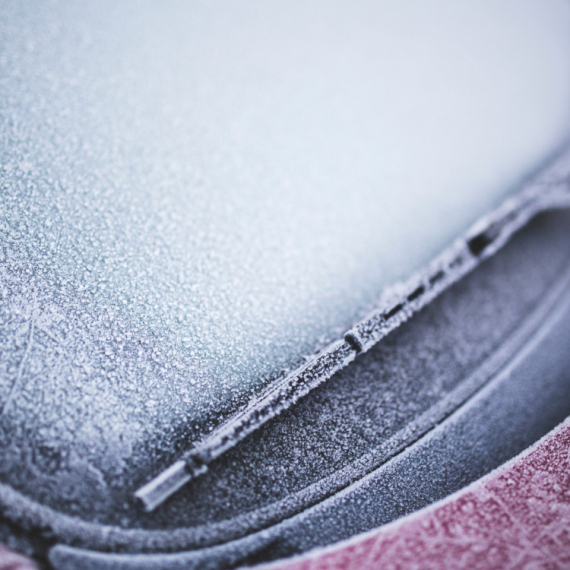 Greška koju vozači prave zimi: Zašto ne treba polivati zamrznuta stakla ni mlakom vodom