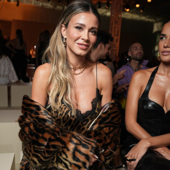 "Tvoje objave će postati ilegalne": Najseksi Italijanka u korsetu koji "puca po šavovima" FOTO