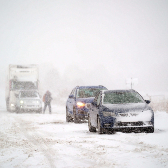 Dramatični snimci: Na stotine automobila upalo u ledenu zamku; Napolju je -18; Među putnicima ima dece VIDEO