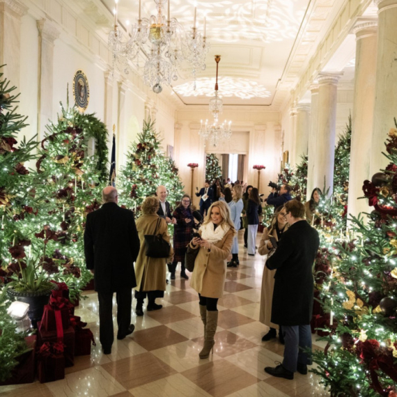 Melanija Tramp predstavila Belu kuću u Božićnom ruhu: "Dom je tamo gde je srce" FOTO