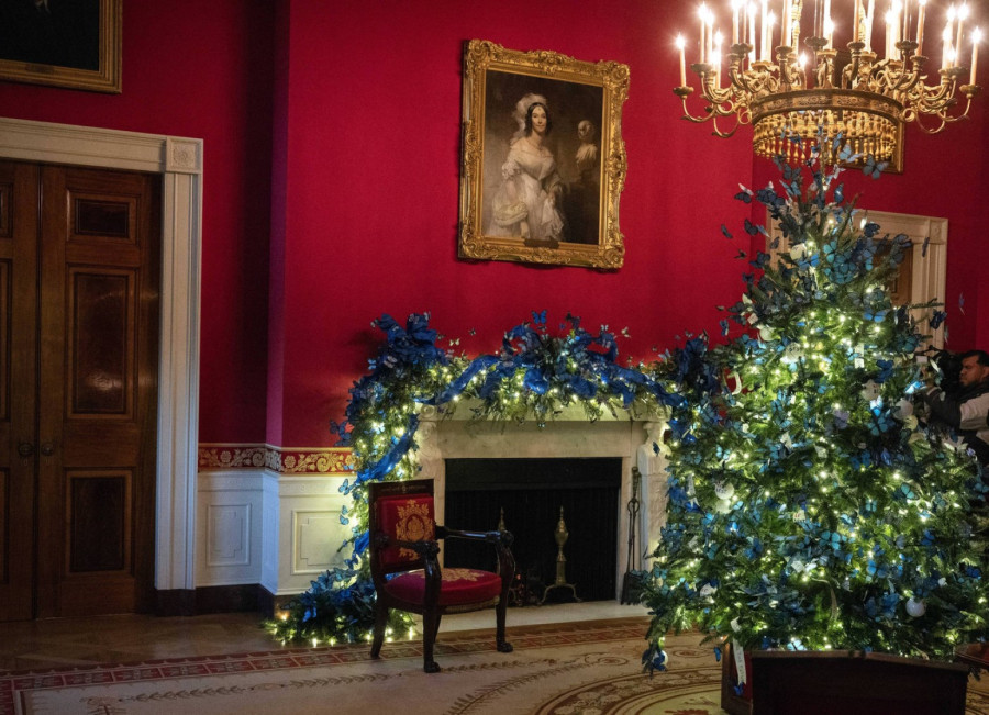 Ništa ukrasi, jelka, pa čak ni Melanija, svi pitaju samo jedno: Božićni portret izazvao pometnju FOTO