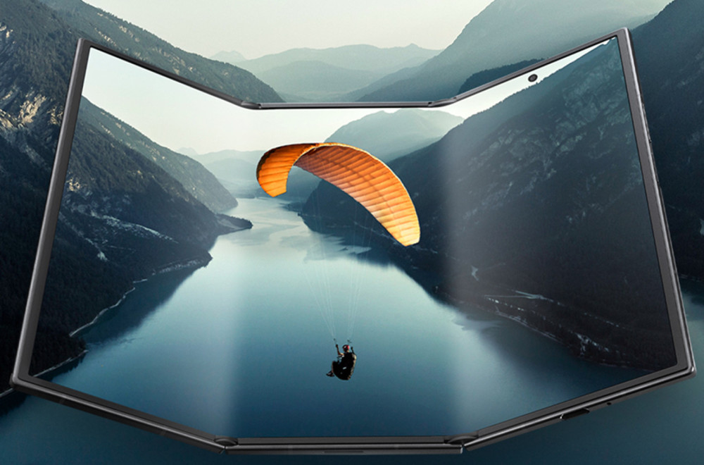 Samsungov prvi trostruko savitljivi telefon je prava zver VIDEO