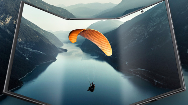 Samsungov prvi trostruko savitljivi telefon je prava zver VIDEO