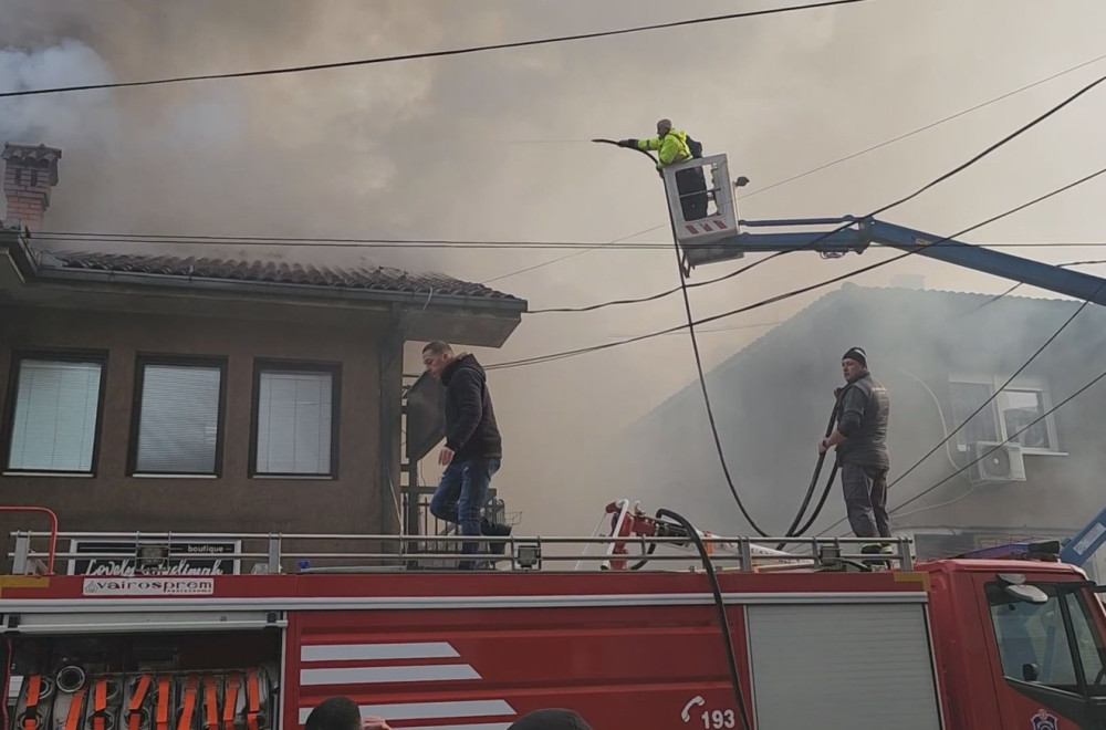 Veliki požar u centru Novog Pazara: Dim prekrio grad; Vatrogasci i građani uspešno lokalizovali FOTO/VIDEO