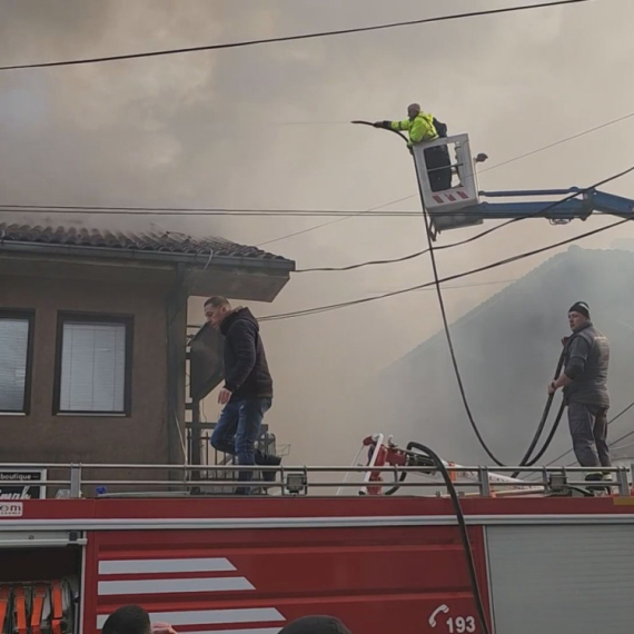 Veliki požar u centru Novog Pazara: Dim prekrio grad; Vatrogasci i građani uspešno lokalizovali FOTO/VIDEO
