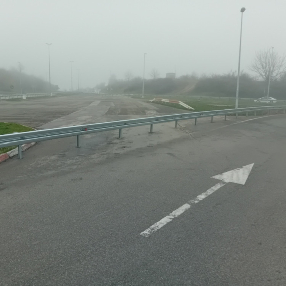 Bezbedniji saobraćaj na petlji Mišeluk: Postavljena zaštitna ograda FOTO