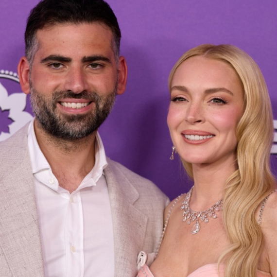 Ovo se retko viđa: "Plastična lepotica" sa mužem i sinom u izlasku FOTO