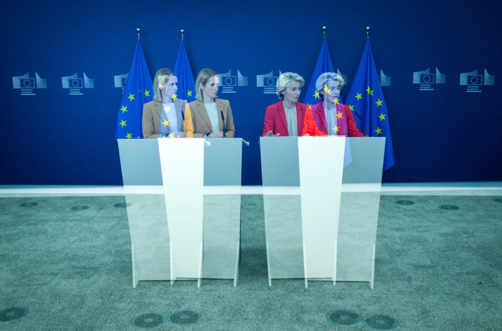 Ursula i Kaja "peru ruke"