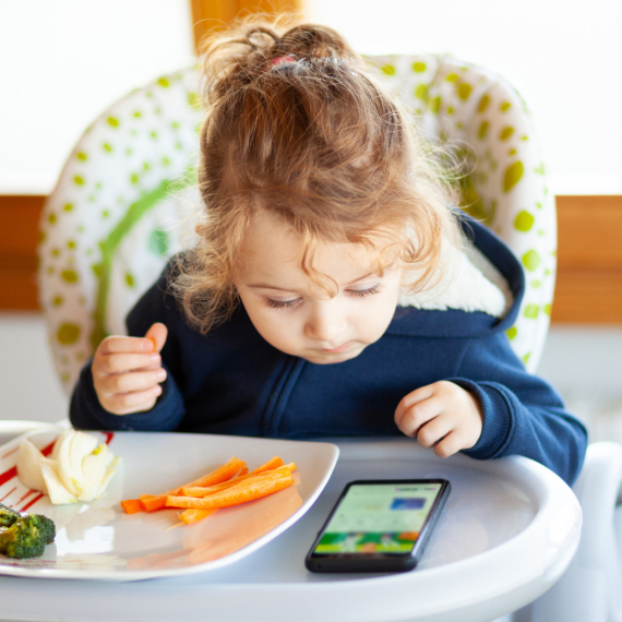 Deca koja dobiju mobilni pre ovog uzrasta sklonija su depresiji i gojenju