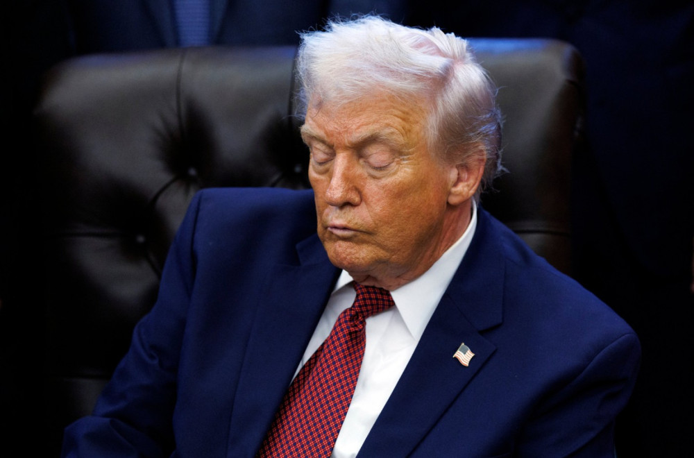 Tramp ponovo zaspao usred važnog događaja: Snimak "zapalio" internet VIDEO