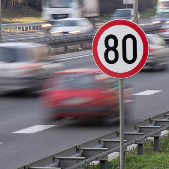 Pametni znakovi koji sami otapaju sneg i led stižu na puteve – pogledajte kako rade VIDEO