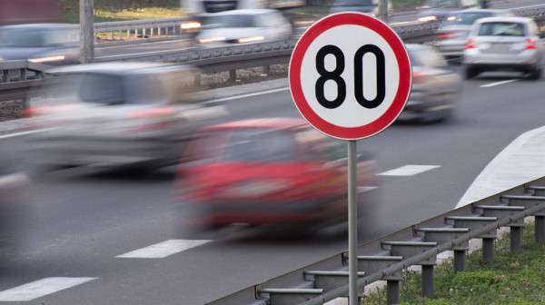 Pametni znakovi koji sami otapaju sneg i led stižu na puteve – pogledajte kako rade VIDEO