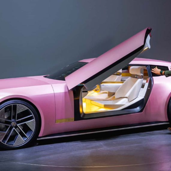 Dizajner je otpušten, ali njegovo delo živi: Novi Jaguar privlači pažnju u Londonu VIDEO