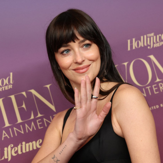 Obična crna haljina je uvek "in" – posebno kad je nosi prirodno lepa žena FOTO