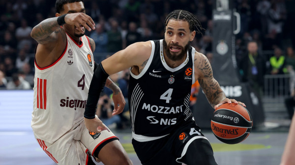 Zvižduci ne prestaju – Bajern vodi na poluvremenu