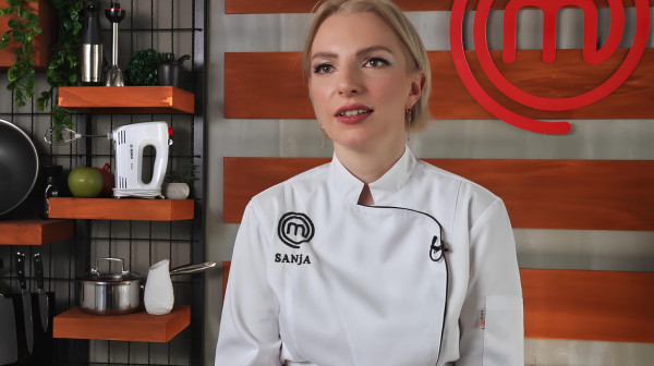 Sanja se prisetila detinjstva: "Ja bih blejala na tom drvetu i pevala Draganu Mirković dok deda okopava luk"