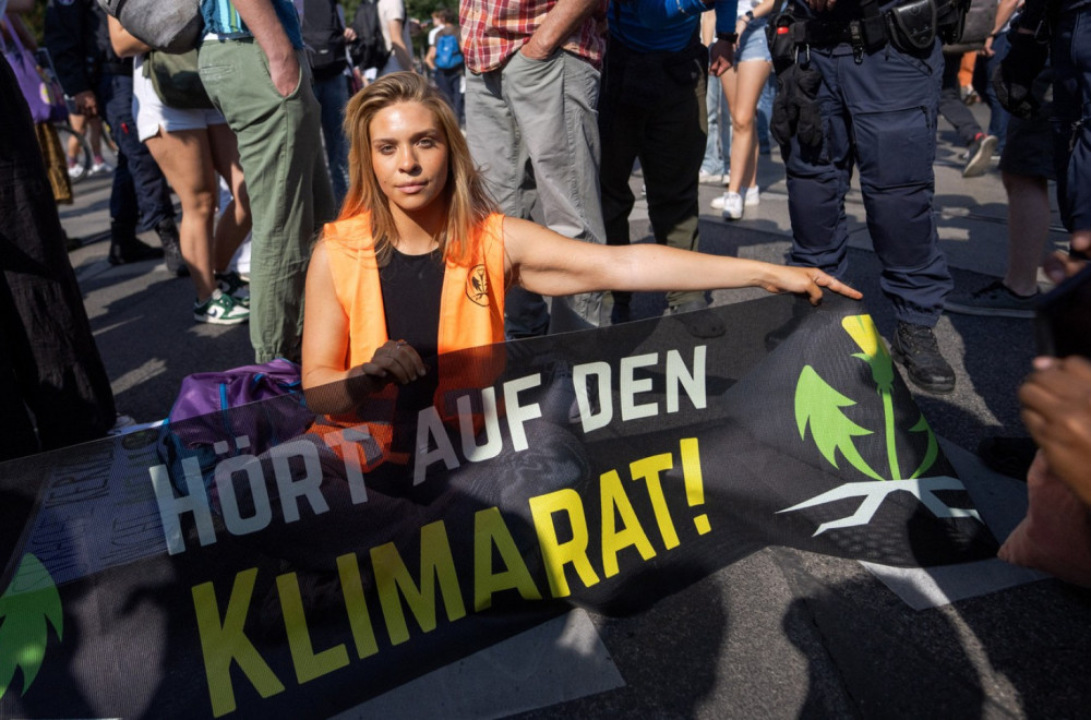 Austrija proteruje zelenu blokaderku "Klimu Šakiru"