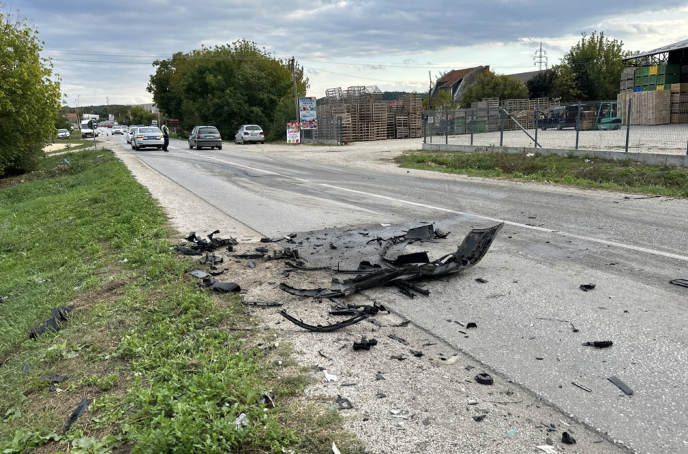 Žestok sudar automobila i kamiona kod Čačka: Prednji deo vozila potpuno smrskan