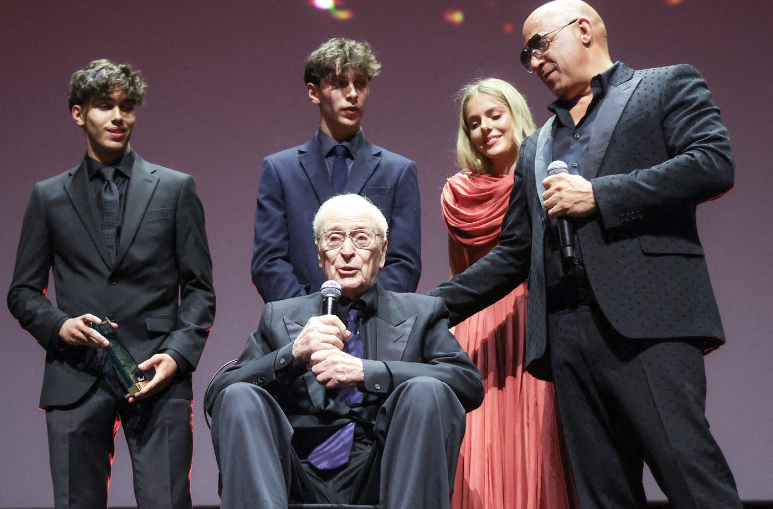 Legendarni Majkl Kejn sve rastužio: U invalidskim kolicima došao da primi nagradu VIDEO