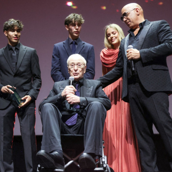 Legendarni Majkl Kejn sve rastužio: U invalidskim kolicima došao da primi nagradu VIDEO