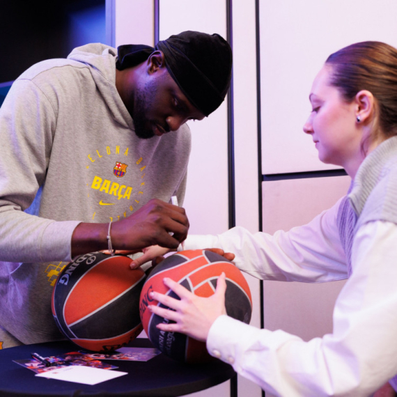 "Kevine, vrati se među crno-bele"