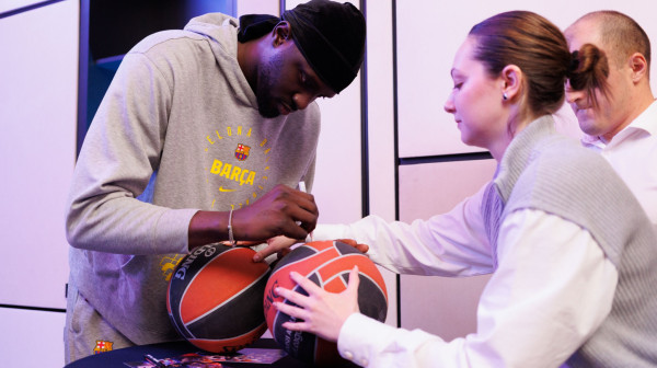 "Kevine, vrati se među crno-bele"