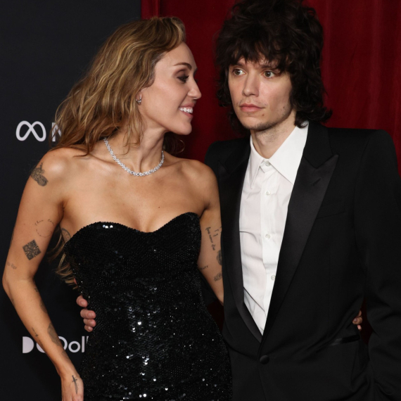 Dok verenički prsten "šljašti" na njenoj ruci, ona govori: "Kupio ga je za Crni petak" VIDEO