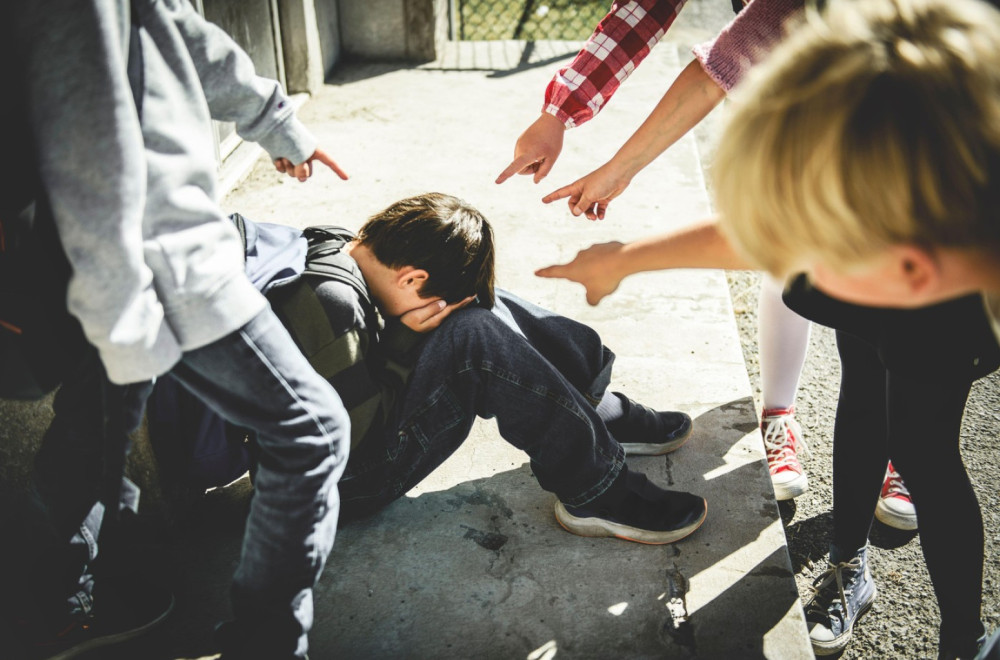 Majka dečaka koji je pretrpeo vršnjačko nasilje: Tukli su ga i vikali mu da je "ćaci"; Nije pričao danima