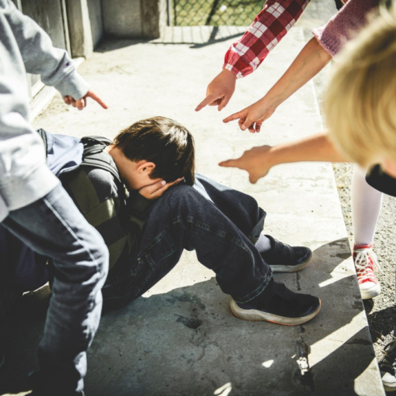 Majka dečaka koji je pretrpeo vršnjačko nasilje: Tukli su ga i vikali mu da je "ćaci"; Nije pričao danima