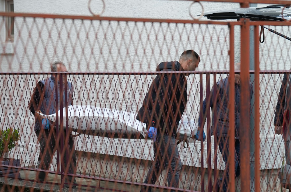 Tela nastradale porodice odneta na obdukciju: Sin nožem ubio roditelje, pa presudio sebi FOTO/VIDEO