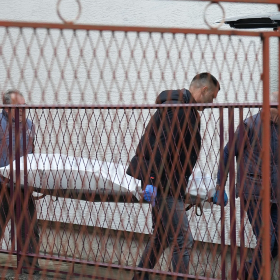 Tela nastradale porodice odneta na obdukciju: Sin nožem ubio roditelje, pa presudio sebi FOTO/VIDEO