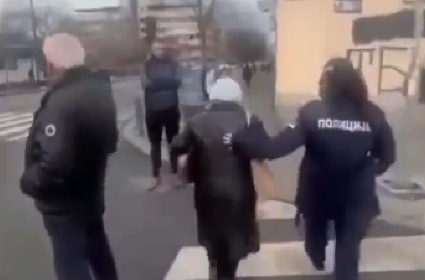 Baka koja ima kancer dojke kasni na kontrolu i mora da pešači jer je raskrsnica protivzakonito blokirana VIDEO