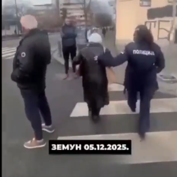 Teško bolesna baka ne može da stigne do lekara, blokaderi je vređaju; Policajka je legitimiše VIDEO