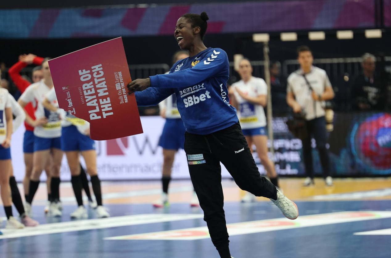 Ima 36 godina, peva himnu Crne Gore i uništila je Srbiju