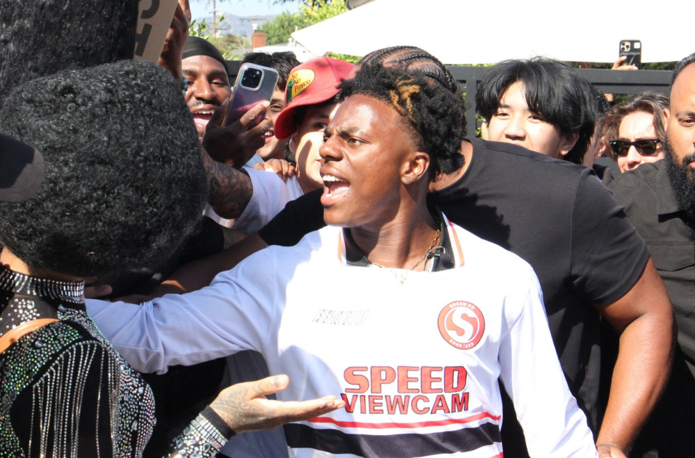 Tužen popularni influenser: Premlatio i davio robota VIDEO