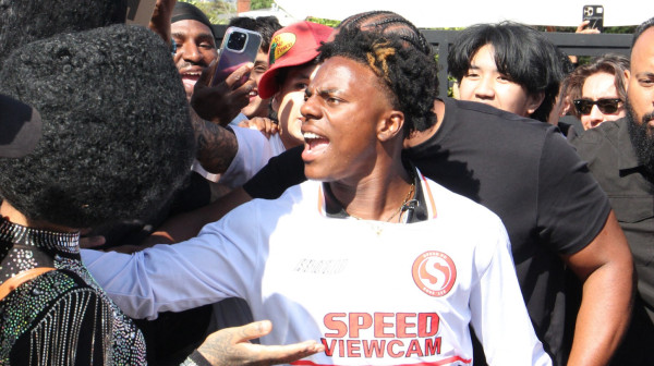 Tužen popularni influenser: Premlatio i davio robota VIDEO