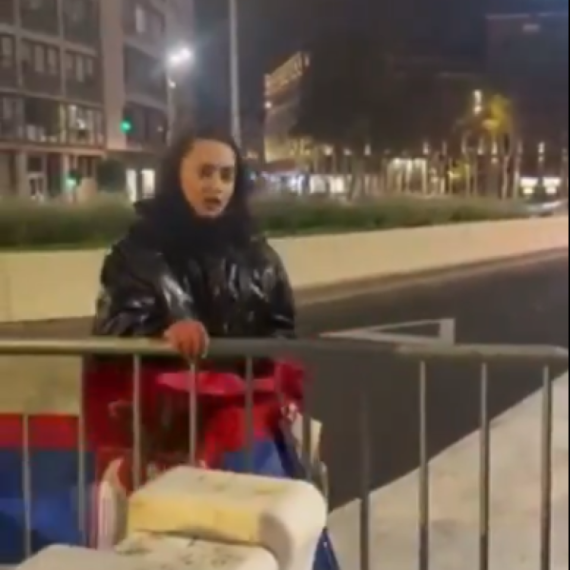 Skandal: Blokaderka pocepala srpsku zastavu VIDEO