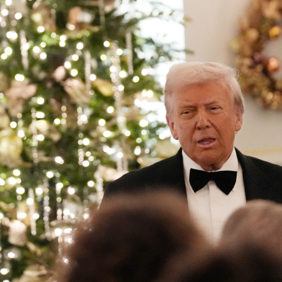 "Uvek glupa i gadna"; Novinarke Trampu baš ne daju mira FOTO