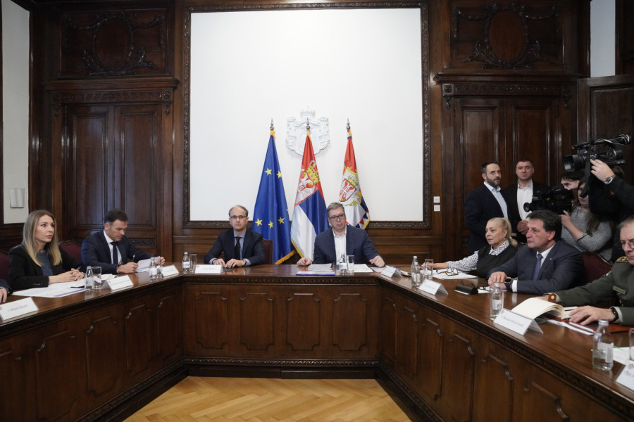 Vučić nakon sastanka: Razmotreno više scenarija; Dobio sam detaljan izveštaj o stanju rezervi FOTO