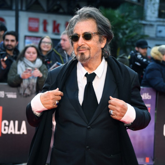 Večiti neženja poklekao u devetoj deceniji? Svi gledaju u zlatni prsten na ruci FOTO