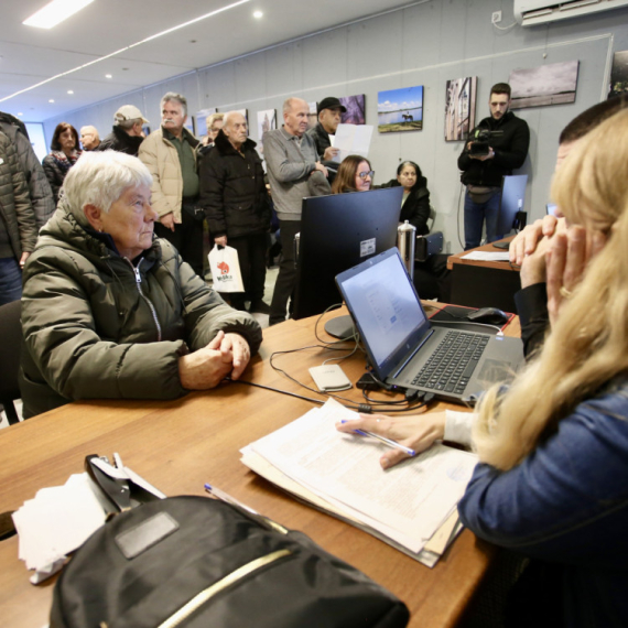 Počela prijava – neverovatan odziv: Ljudi čekaju u redovima; Sada možete biti "Svoji na svome" FOTO