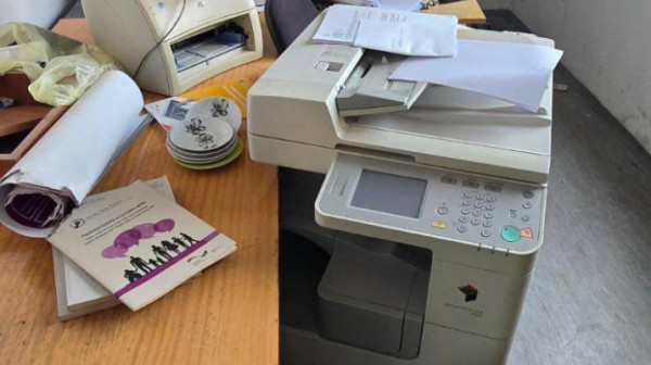 Srbi zatekli haos u zgradi opštine Zubin Potok: Nameštaj i oprema potpuno uništeni FOTO