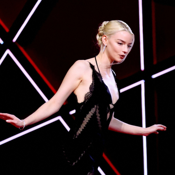 Čipka na njenom savršenom telu muti um: Najlepša žena sveta u "bomba" izdanju FOTO